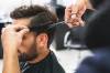 Foto: Ein Mann bekommt einen Haarschnitt